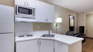 Kamer, 1 kingsize bed, rolstoeltoegankelijk bad, keuken (Mobil, Non-Smoking) | Privékitchenette | Een koelkast, een microgolfoven, een kookplaat