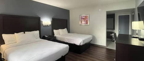 غرفة - حوض استحمام لذوي الاحتياجات الخاصة - بمطبخ (2 Full Beds, Mobil, Non-smoking) | مكتب ومكواة/لوح كي وواي فاي مجانًا وملاءات أسرّة