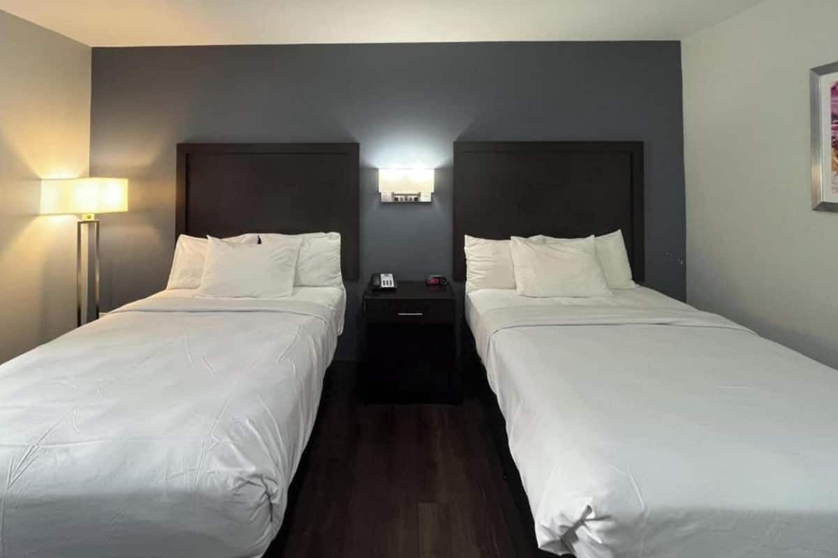 Habitación, tina para personas con discapacidad, cocina (2 Full Beds, Mobil, Non-smoking) | Escritorio, tabla de planchar con plancha, wifi gratis y ropa de cama