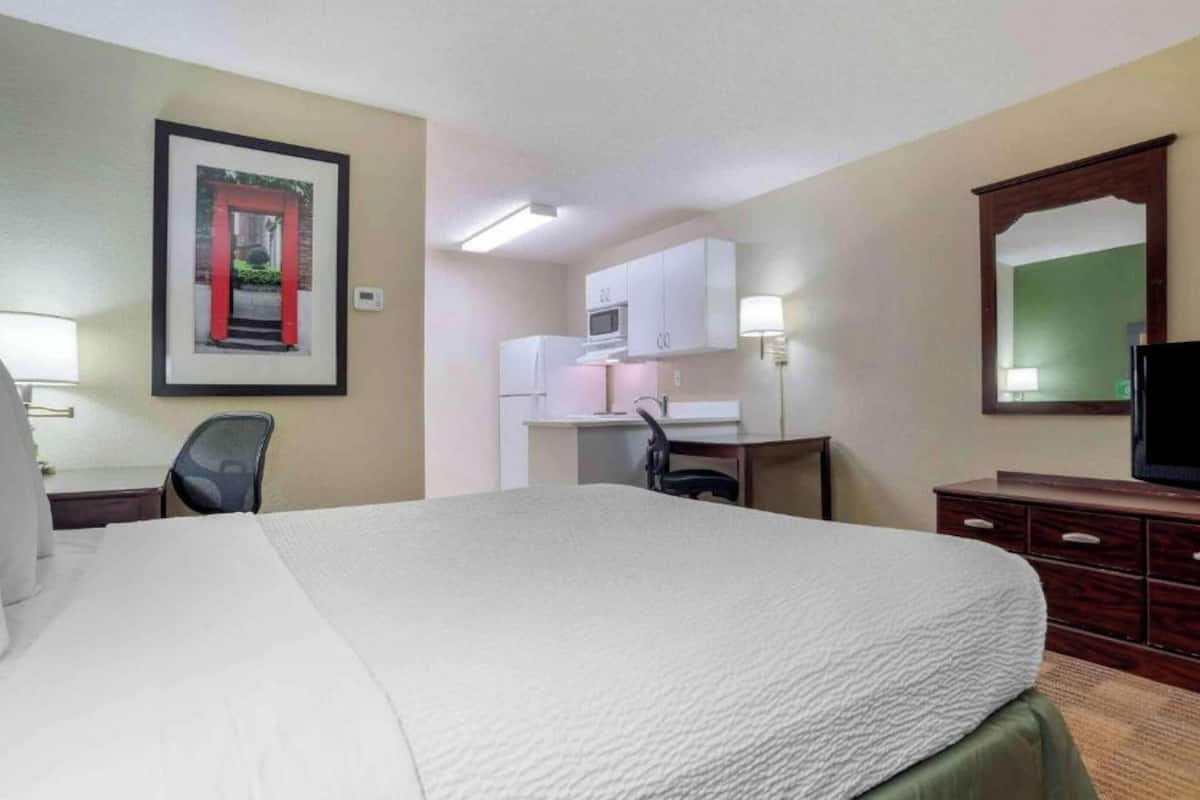 Escritorio, tabla de planchar con plancha, wifi gratis y ropa de cama