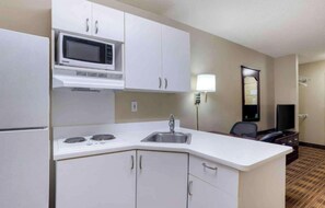 Habitación, 1 cama King size, tina para personas con discapacidad, cocina (Mobil, Non-Smoking) | Cocineta privada | Refrigerador, microondas, parrilla de estufa y cafetera y tetera