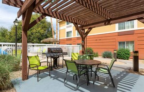 Outdoor pool - Extended Stay America Suites Phoenix Scottsdale (Scottsdale)