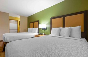 Deluxe Studio, Multiple Beds, Non Smoking | Desk, iron/ironing board, free WiFi, bed sheets