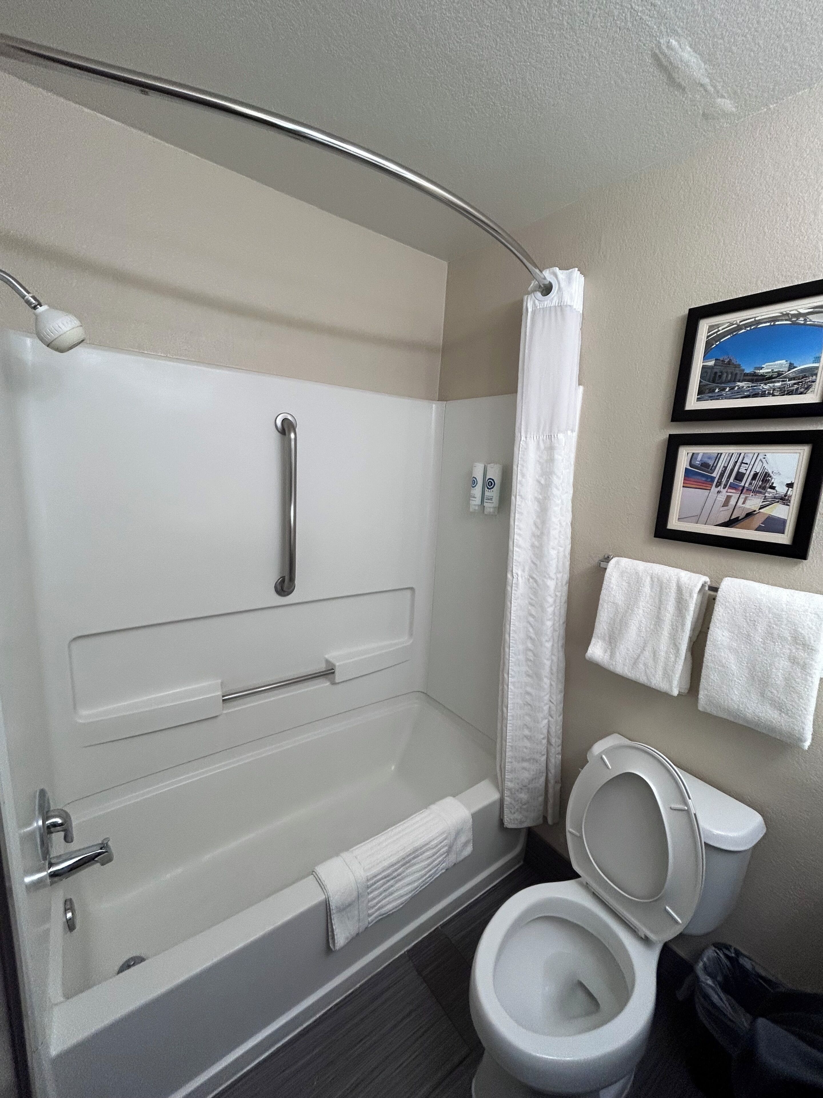 Amenidades de baño gratuitas, secadora de cabello, toallas 