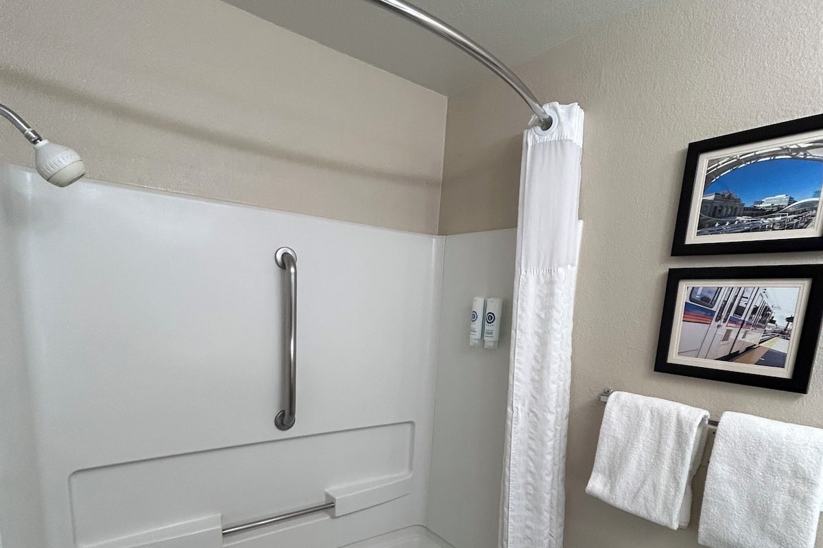 Amenidades de baño gratuitas, secadora de cabello, toallas