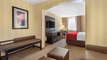 Suite, 1 cama King size y sofá cama, con acceso para personas discapacitadas (Roll-In Shower) | 1 habitación, ropa de cama de alta calidad y camas con pillow-top