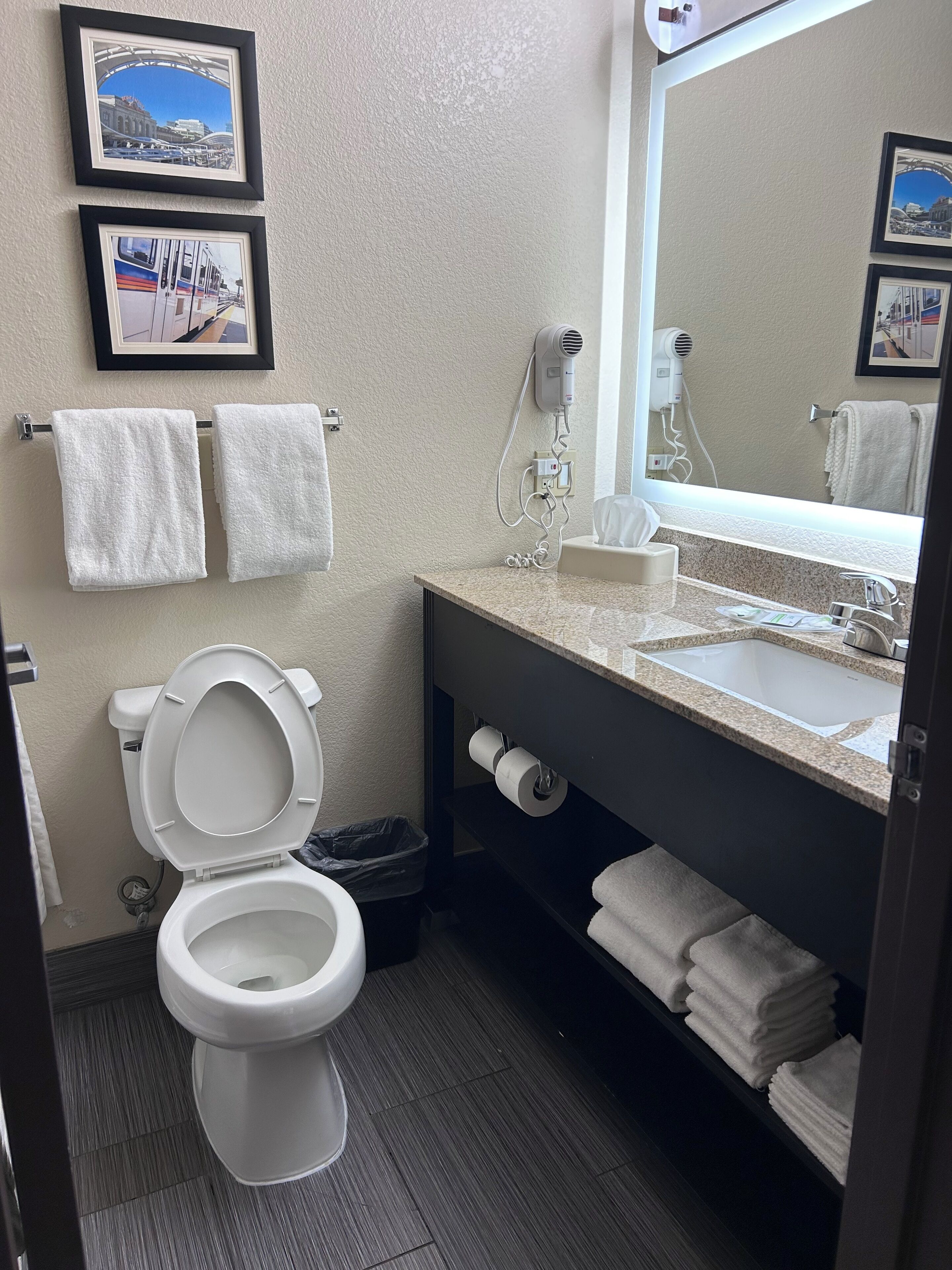 Amenidades de baño gratuitas, secadora de cabello, toallas 