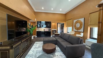 Suite Supérieure, 1 trÚs grand lit et 1 canapé-lit, vue ville | Coin séjour
