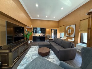 Superior-Suite, 1 King-Bett und Schlafsofa, Stadtblick | Wohnbereich | 32-Zoll-Fernseher mit Kabelempfang