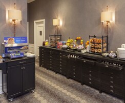 Café da manhã continental todos os dias (USD 24.71 por pessoa) 