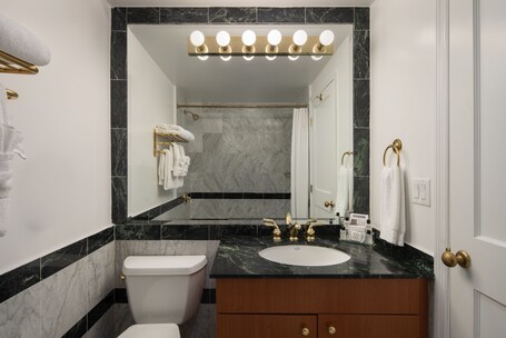The Manhattan Club - Image 22