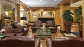 Suite | Lobby sitting area