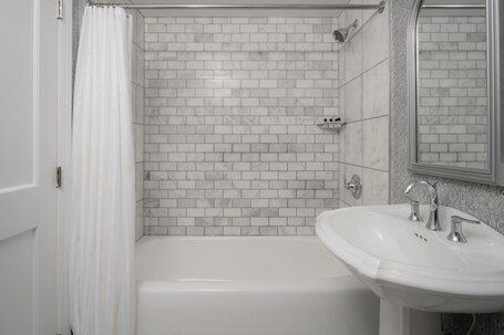 The Manhattan Club - Image 75