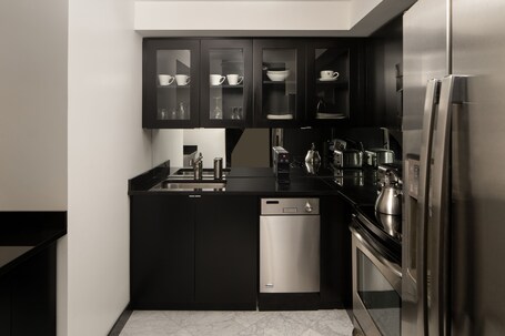 The Manhattan Club - Image 38