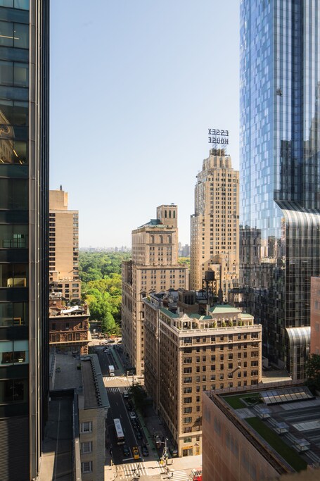 The Manhattan Club - Image 5