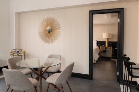 The Manhattan Club - Image 18