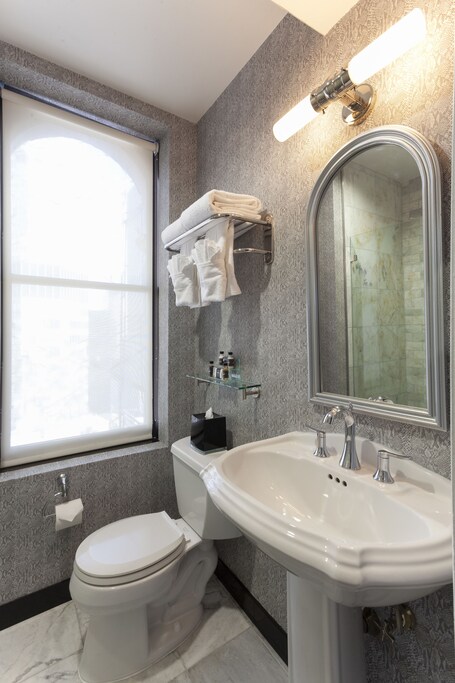 The Manhattan Club - Image 7