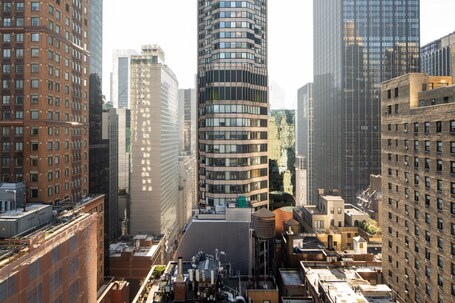 The Manhattan Club - Image 2