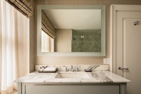 The Manhattan Club - Image 51