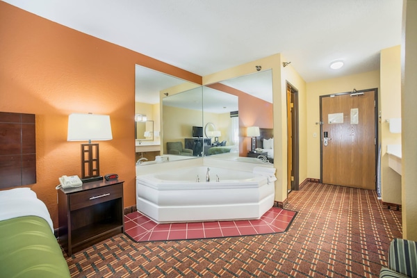 Standard King Room with Whirlpool - Non Smoking | Desk, laptop workspace, blackout drapes, iron/ironing board