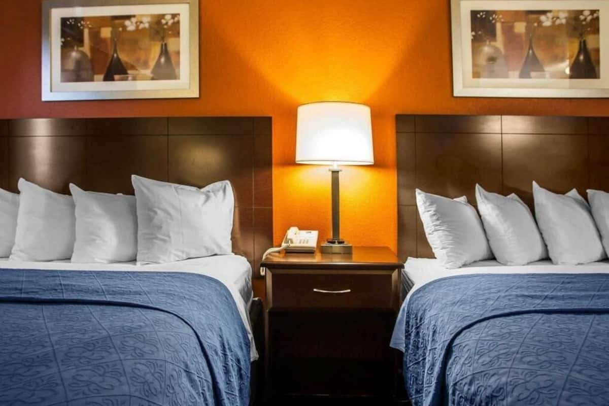 Escritorio, espacio para trabajar con laptop y cortinas blackout
