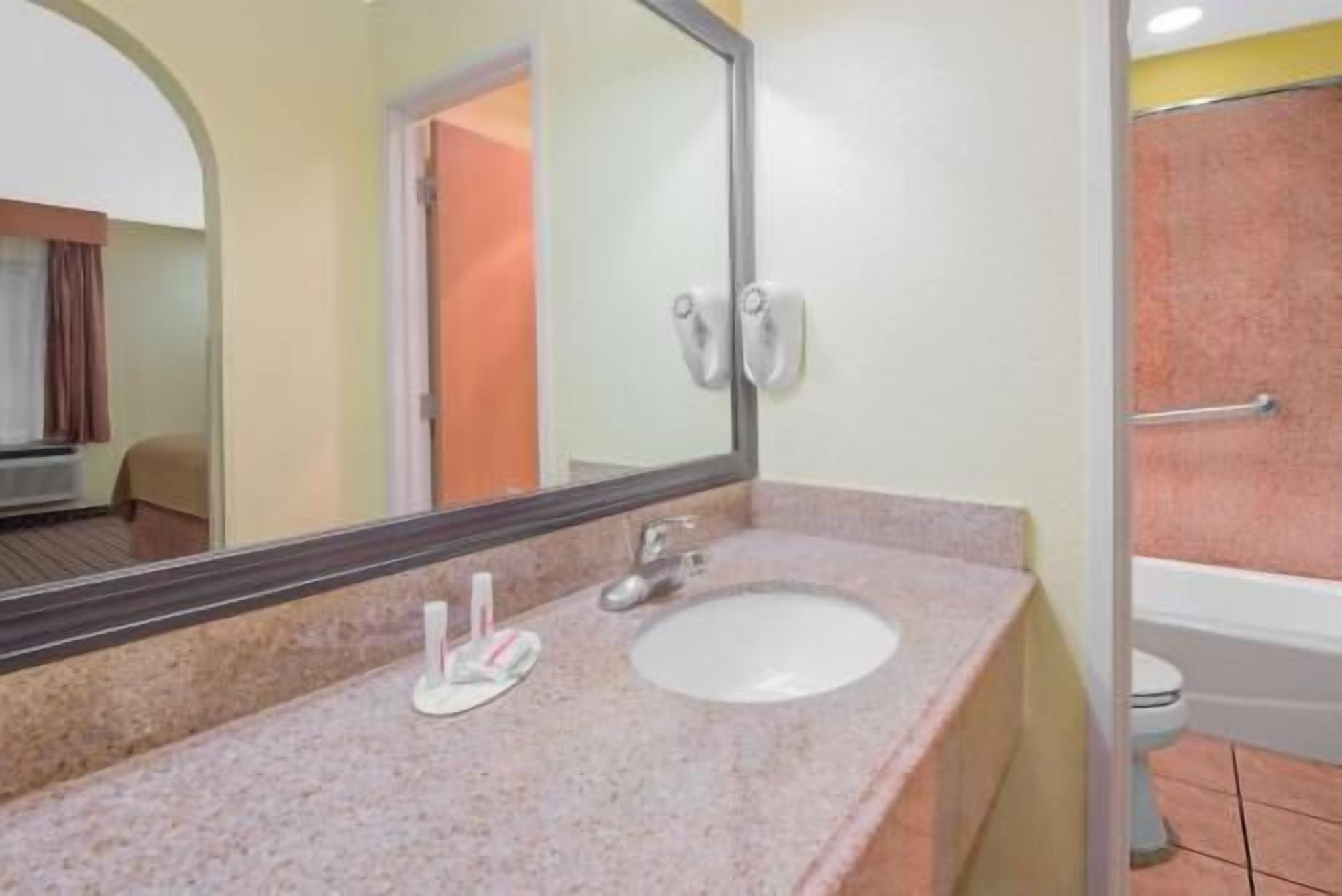 Bathroom | Combined shower/tub, free toiletries, hair dryer, towels