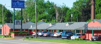 A Victory Inn & Suites - Detroit
