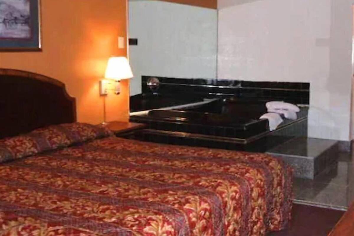 Chambre Standard, 1 très grand lit, non-fumeur, baignoire à jets | Fer et planche à repasser, accès au Wi-Fi (inclus), literie fournie