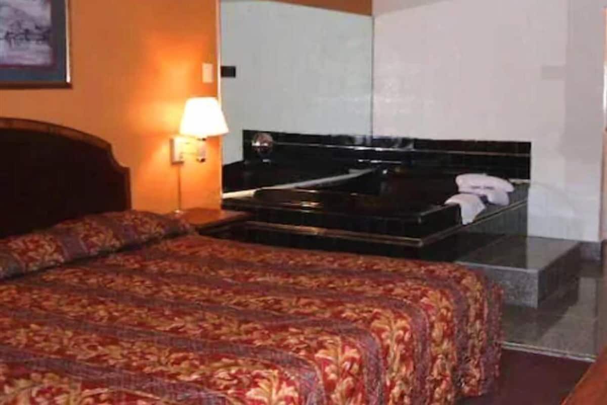 Standard Room, 1 King Bed, Non Smoking, Jetted Tub | Iron/ironing board, free WiFi, bed sheets