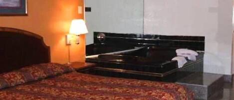 Standard Room, 1 King Bed, Non Smoking, Jetted Tub | Iron/ironing board, free WiFi, bed sheets