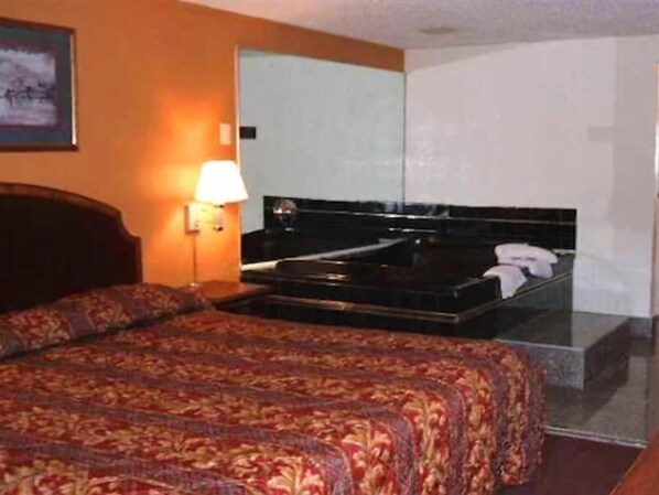 Habitación estándar, 1 cama King size, para no fumadores, hidromasaje | Tabla de planchar con plancha, wifi gratis y ropa de cama 