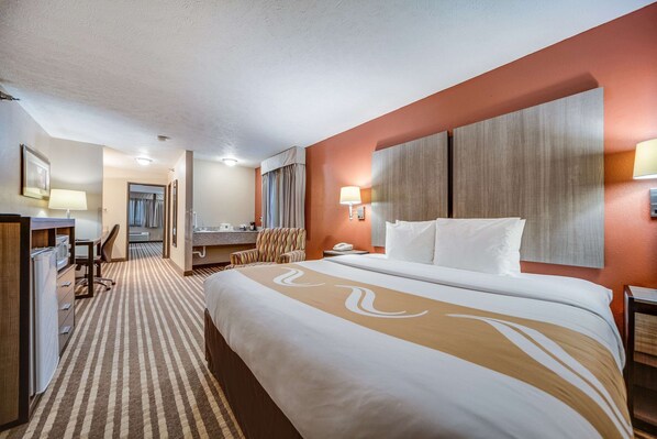 Escritorio, tabla de planchar con plancha, camas supletorias