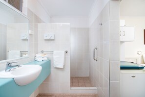 Shower, free toiletries, hair dryer, towels - Applegum Inn (East Toowoomba)