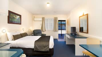 Deluxe Queen Room | Minibar, desk, iron/ironing board, free WiFi