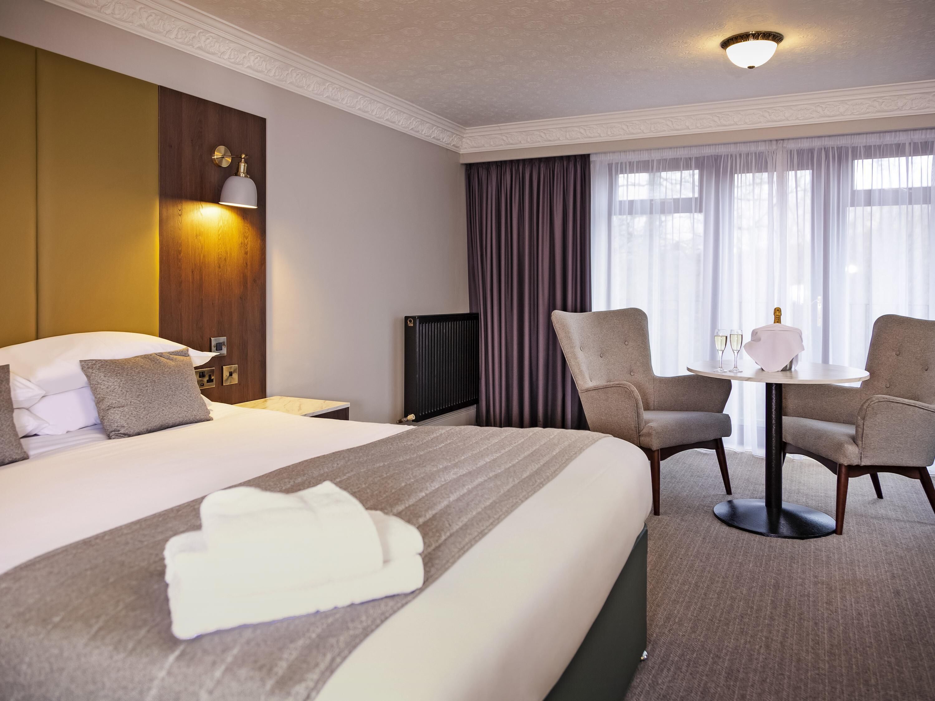 Junior Suite, 1 King Bed, Balcony | Hypo-allergenic bedding, individually decorated, desk, laptop workspace