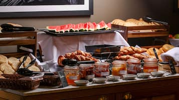 بوفيه فطور يوميًا بتكلفة قدرها (12 GBP للشخص)