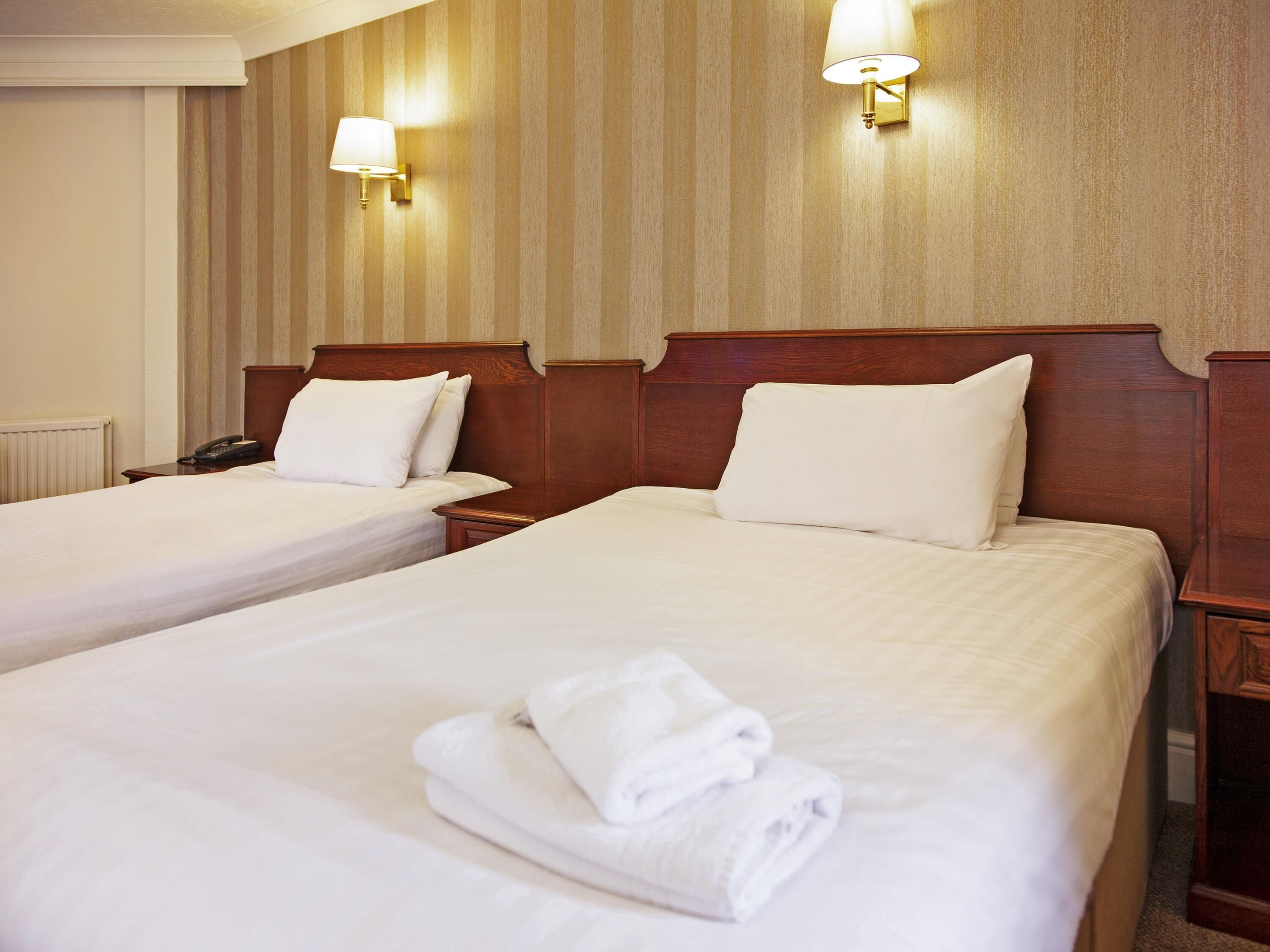 Habitación clásica, 2 camas individuales | Ropa de cama hipoalergénica, decoración personalizada y escritorio 