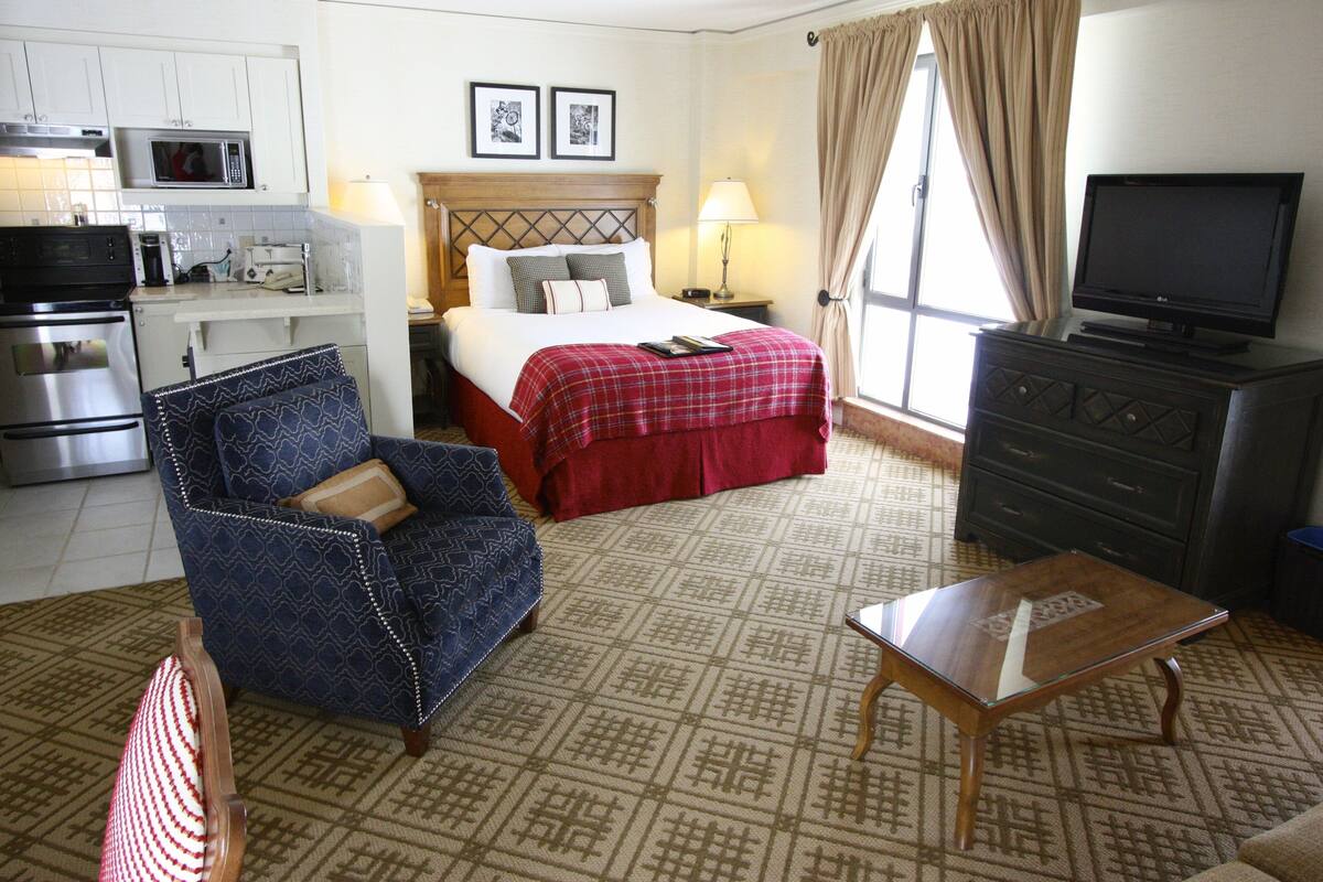 Studio Suite, 1 Queen Bed, Non Smoking, Kitchen | Literie hypoallergénique, coffres-forts dans les chambres, bureau