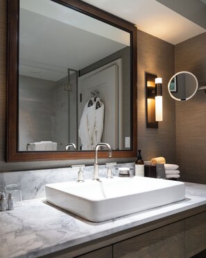 Articles de toilette griffés, séchoir à cheveux, peignoirs