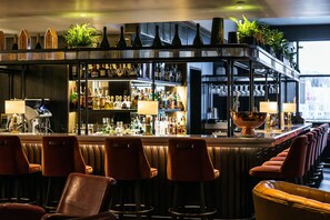 Cocktailbar, Blick auf den Pool, nur an bestimmten Tagen geöffnet