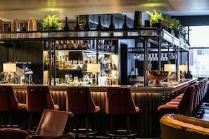 Cocktailbar, Blick auf den Pool, nur an bestimmten Tagen geöffnet