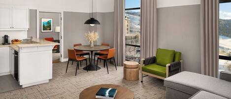 Una habitación de hotel moderna con cocina, comedor y zona de estar.