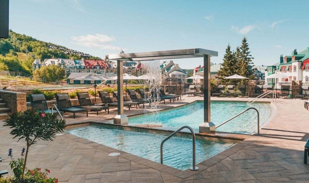 Una piscina techada, 2 piscinas al aire libre