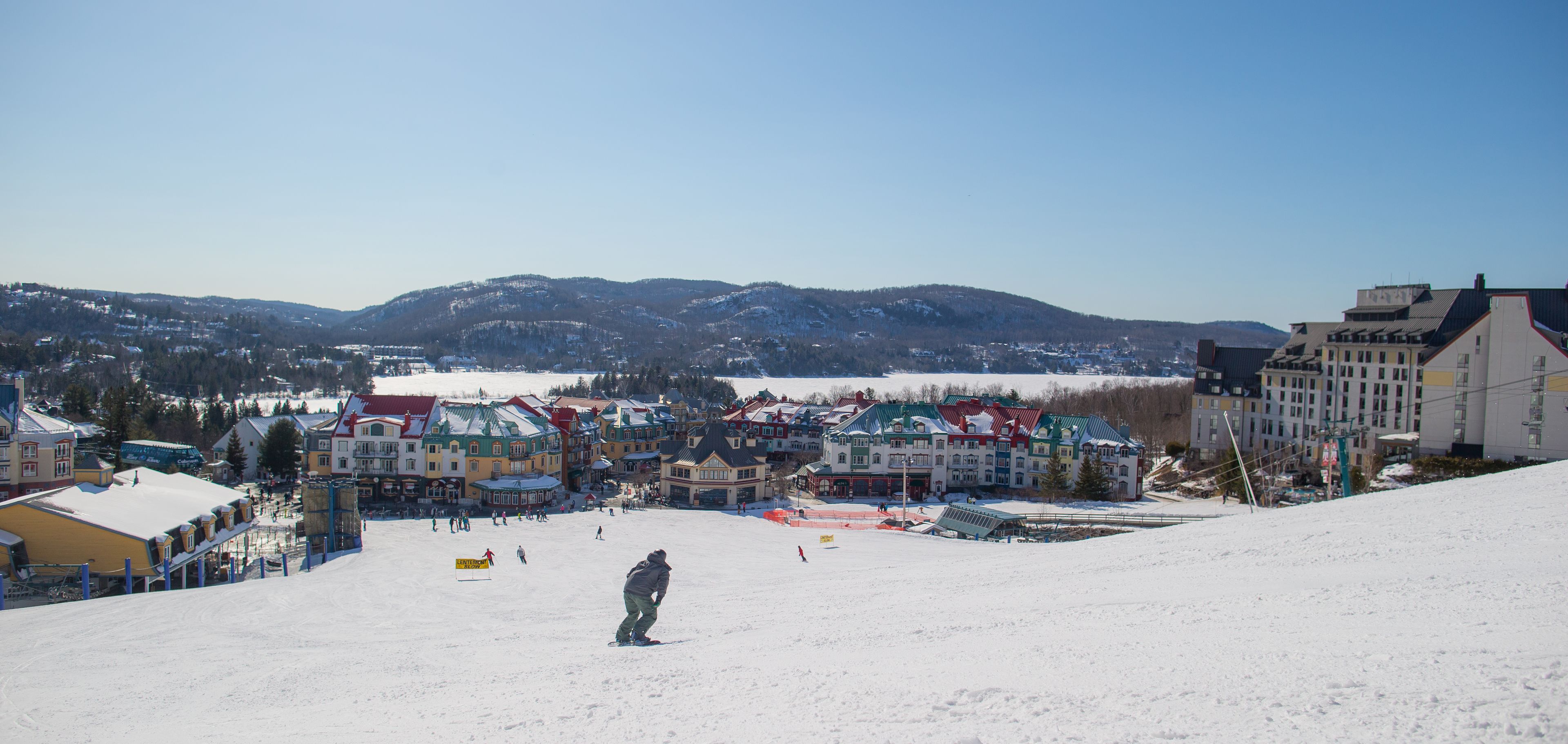 Pistes d'esquí cobertes de neu amb edificis al fons.