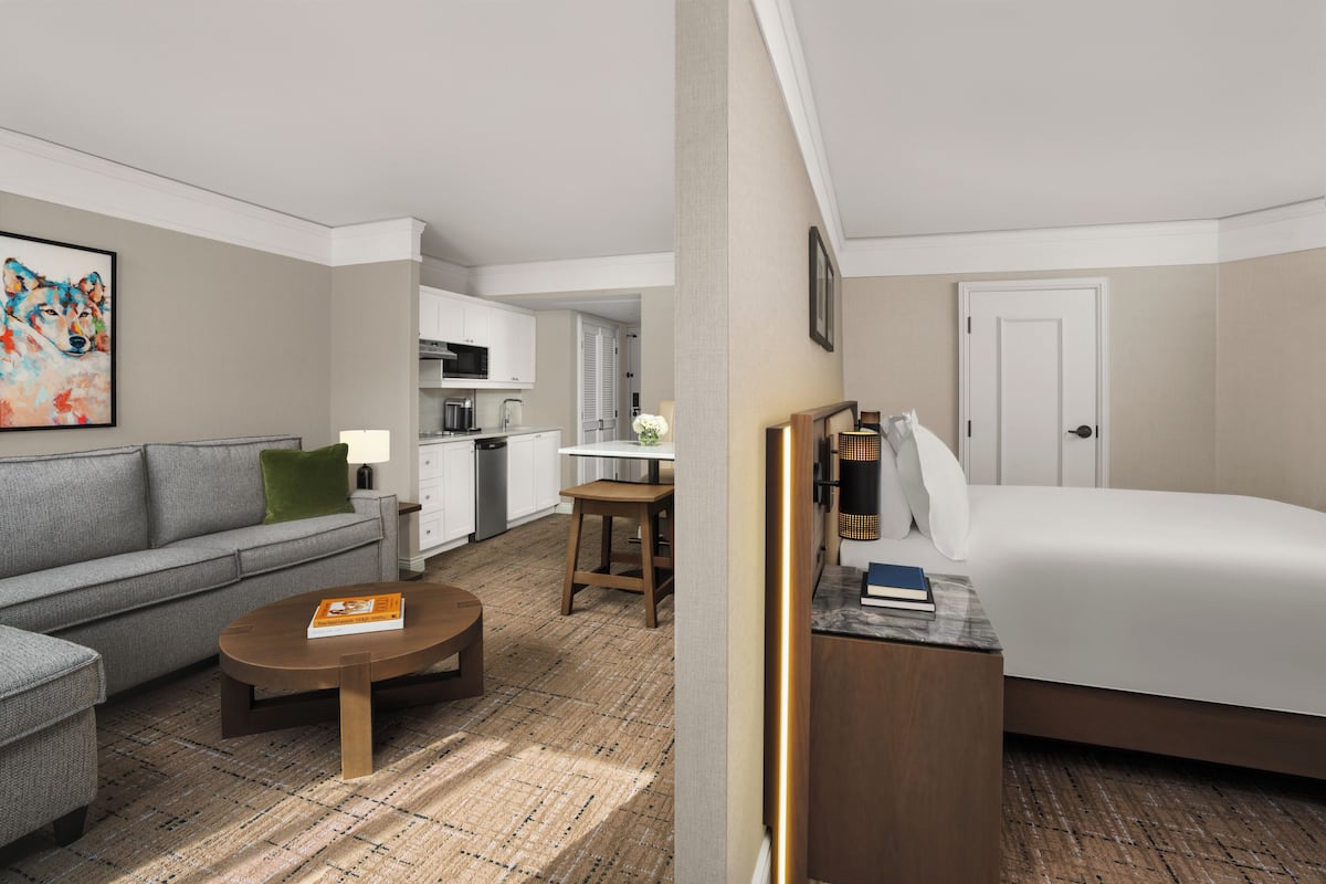 Ropa de cama hipoalergénica y caja de seguridad en la habitación