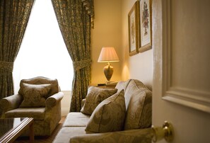 Apartment, 3 Bedrooms | Living room | TV
