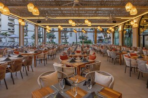 6 restaurantes; se sirven desayunos, almuerzos, cenas y cocina italiana 