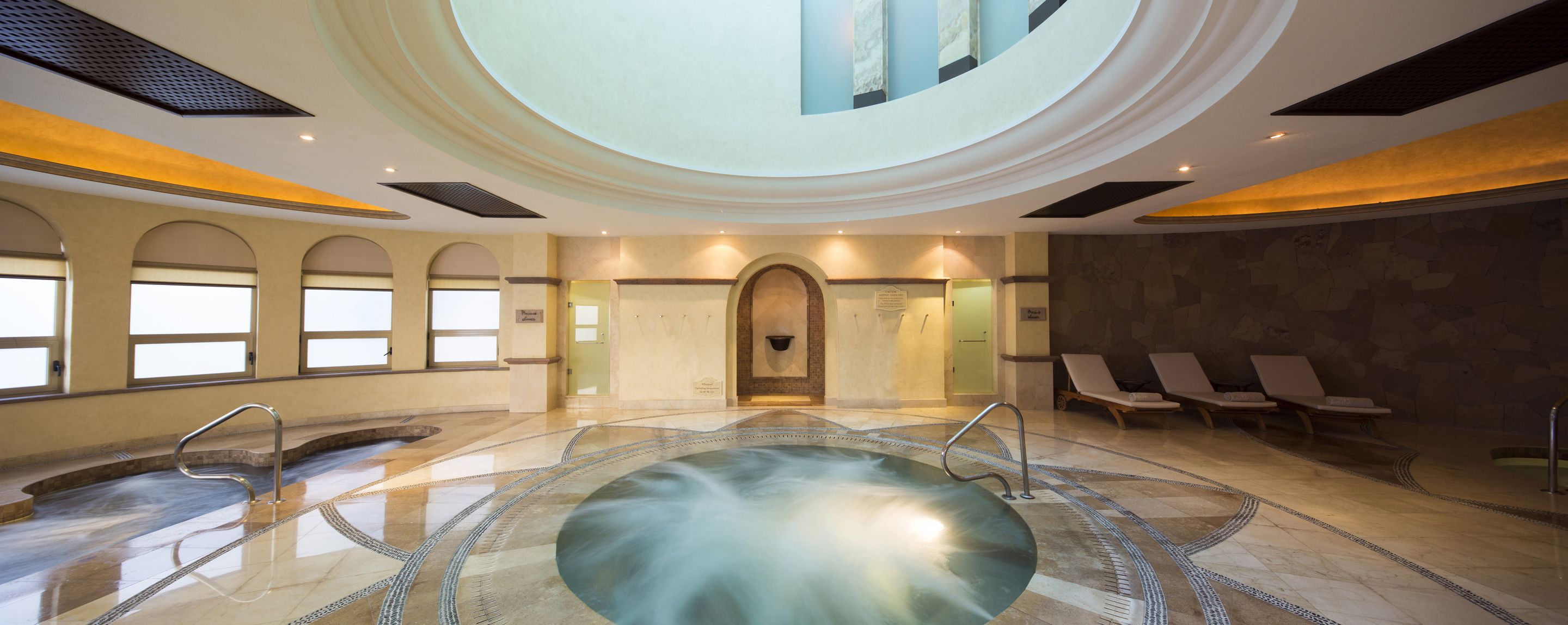 Salas de tratamiento para parejas, sauna y tina de hidromasaje 