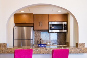 Full-sized fridge, microwave, stovetop, coffee/tea maker