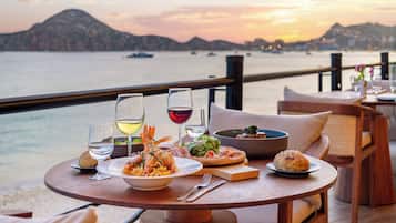 6 restaurants; breakfast, lunch and dinner served